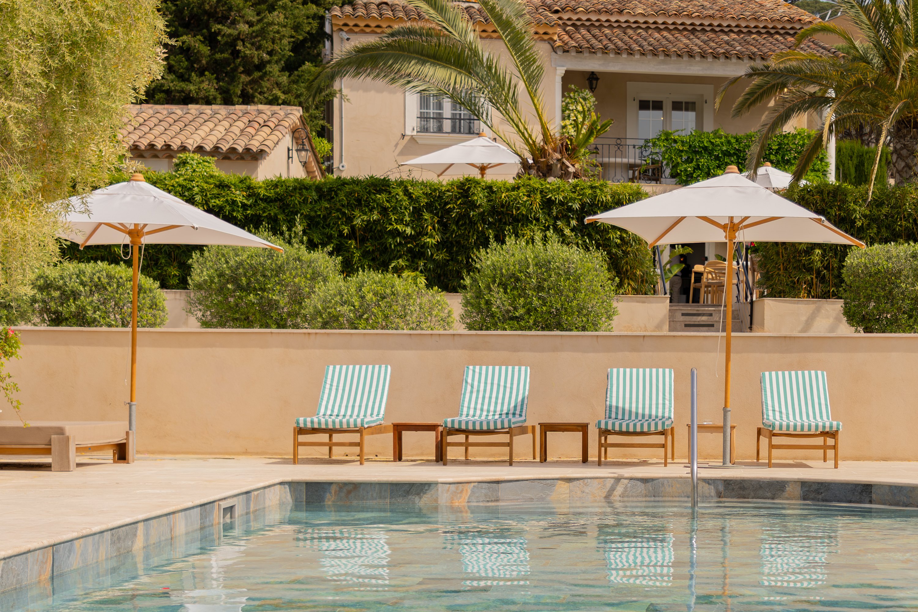 Piscine et transats